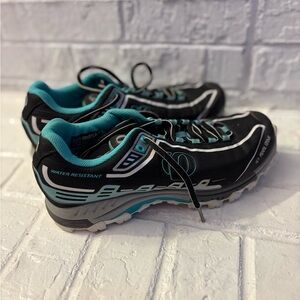 Women's Pearl Izumi Black and Teal Cycling Shoes